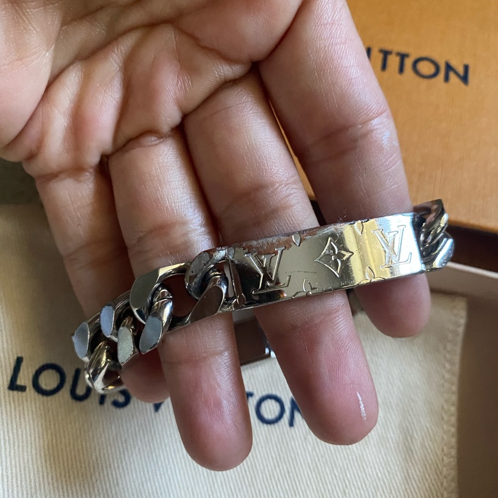 Louis Vuitton silver bracelet w date code and signature on Back: box sold.